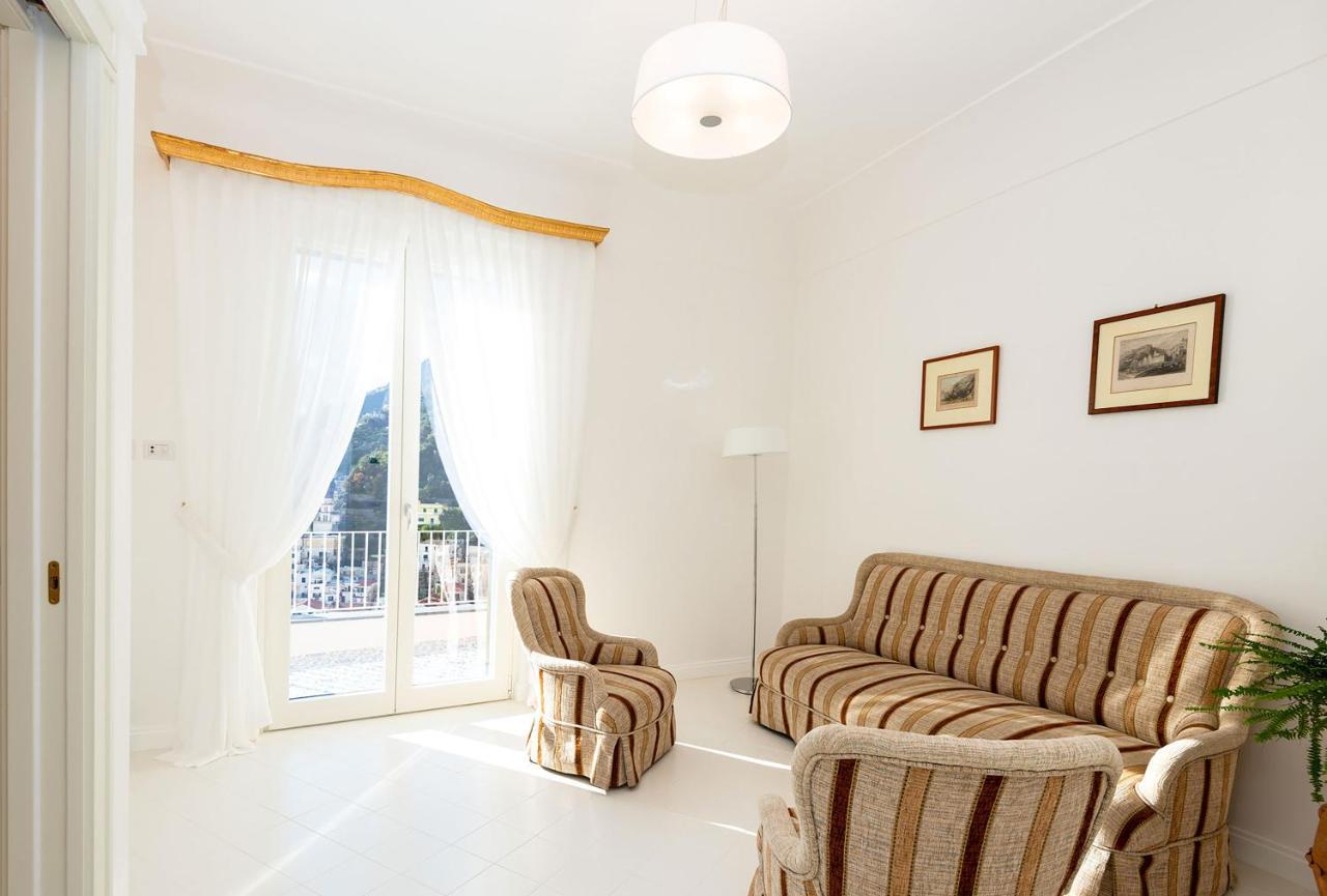 Amore Rentals - Palazzo Della Storia Amalfi Bagian luar foto