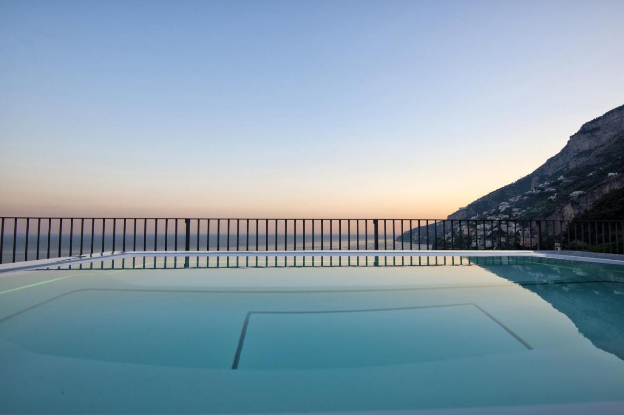 Amore Rentals - Palazzo Della Storia Amalfi Bagian luar foto