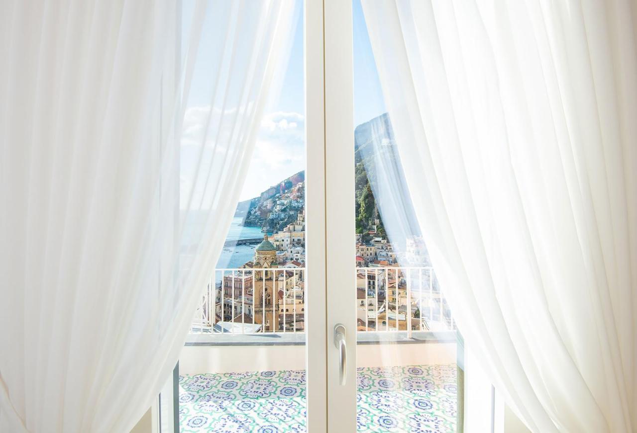 Amore Rentals - Palazzo Della Storia Amalfi Bagian luar foto