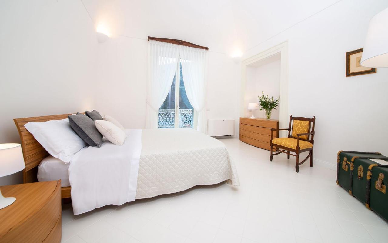 Amore Rentals - Palazzo Della Storia Amalfi Bagian luar foto