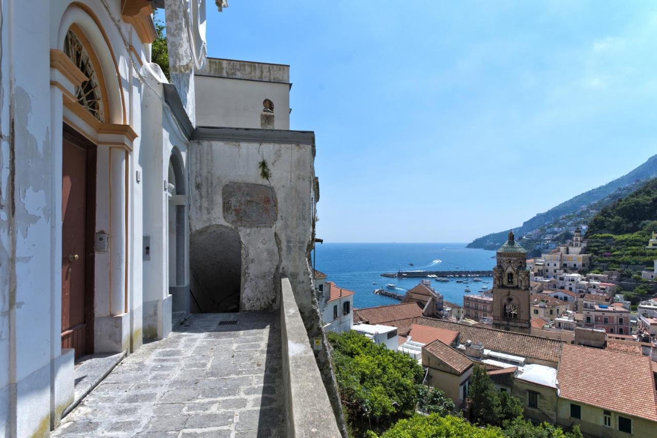 Amore Rentals - Palazzo Della Storia Amalfi Bagian luar foto