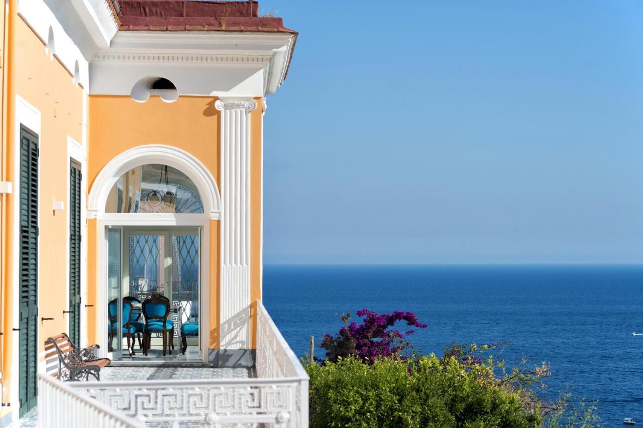 Amore Rentals - Palazzo Della Storia Amalfi Bagian luar foto